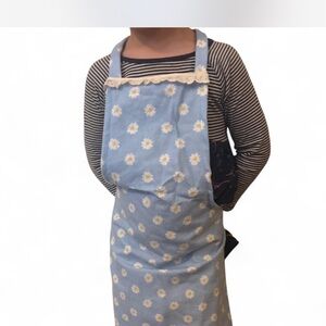 Charming Blue and White Daisy Print Apron
